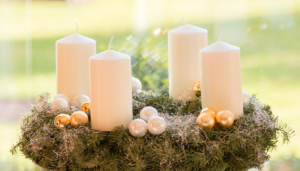 velas de navidad blancas decoradas