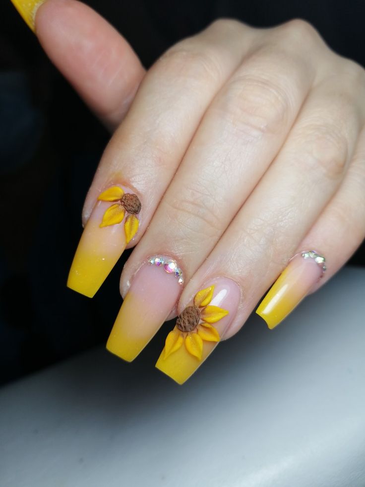 Diseños de uñas amarillas con Flores