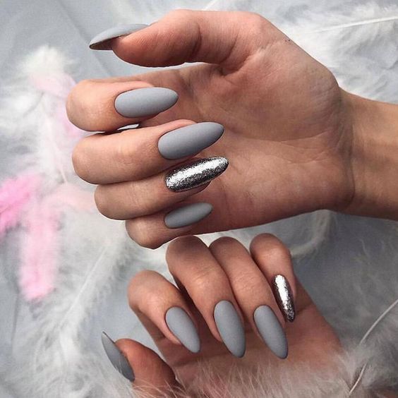 Diseños de uñas color gris.
